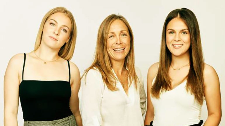 Michelle Oakley with her daughters, Maya Oakley and Sierra Oakley